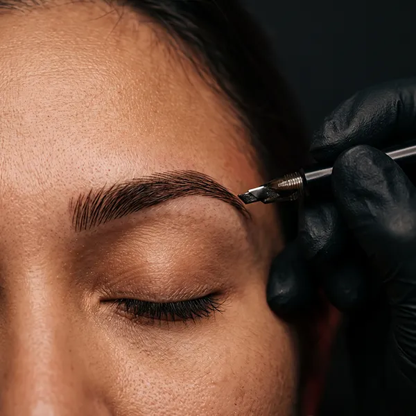Microblading lernen in München: frische Härchenzeichnung an der Augenbraue